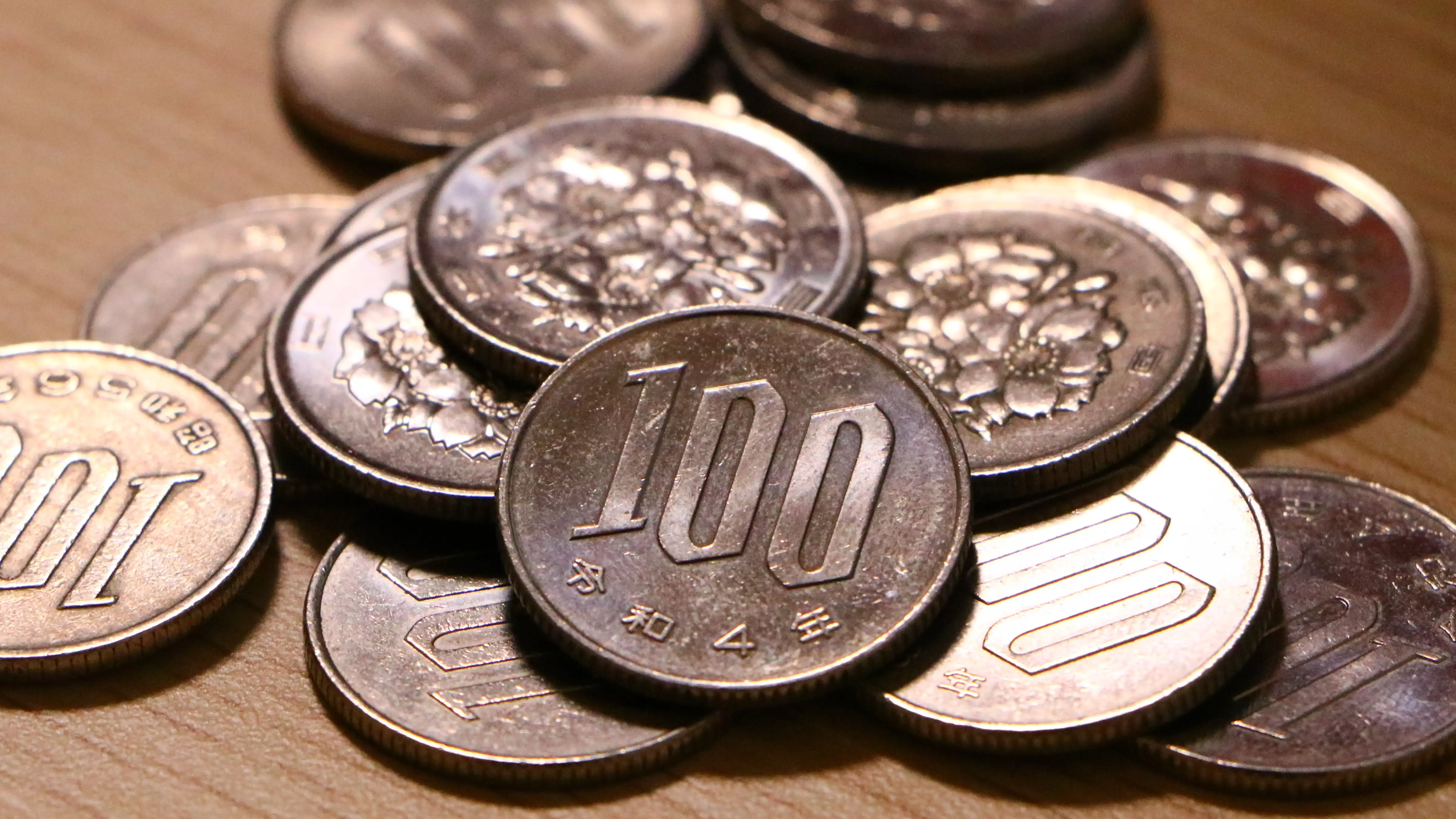 10枚程度の100円玉が積み上げられたイメージ画像。澁谷耕大撮影。